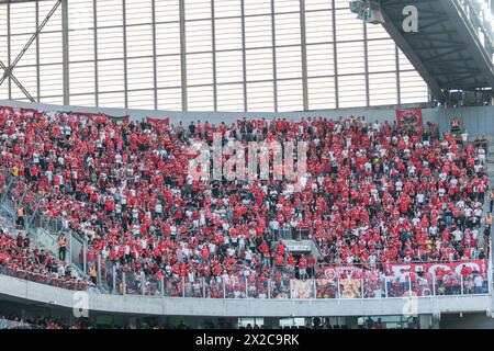 Curitiba, Brasilien. April 2024. PR - CURITIBA - 04/21/2024 - BRASILIANISCHE A 2024, ATHLETICO-PR x INTERNACIONAL - INTERNACIONAL Fans während eines Spiels gegen Athletico-PR im Stadion Arena da Baixada für die brasilianische A 2024 Meisterschaft. Foto: Robson Mafra/AGIF (Foto: Robson Mafra/AGIF/SIPA USA) Credit: SIPA USA/Alamy Live News Stockfoto