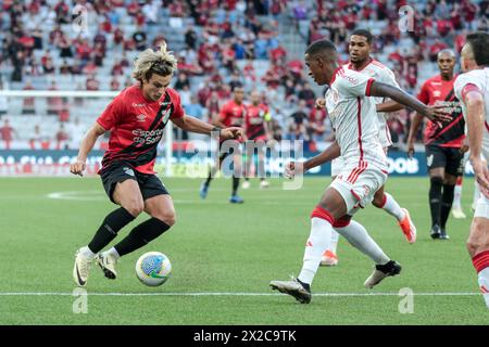 Curitiba, Brasilien. April 2024. PR - CURITIBA - 04/21/2024 - BRASILIANISCHER A 2024, ATHLETICO-PR x INTERNACIONAL - Agustin Canobbio, Athletico-PR-Spieler, Streitigkeiten mit Robert Renan, Internacional Spieler, während eines Spiels im Arena da Baixada Stadion für die brasilianische A 2024 Meisterschaft. Foto: Robson Mafra/AGIF Credit: AGIF/Alamy Live News Stockfoto