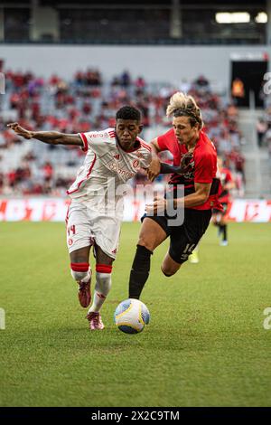 Curitiba, Brasilien. April 2024. PR - CURITIBA - 04/21/2024 - BRASILIANER A 2024, ATHLETICO-PR x INTERNACIONAL - Athletico-PR-Spieler Vitao streitet mit dem internationalen Spieler Canobbio während eines Spiels im Stadion Arena da Baixada um die brasilianische A 2024 Meisterschaft. Foto: Thiago Vasconcelos Dos Santos/AGIF Credit: AGIF/Alamy Live News Stockfoto