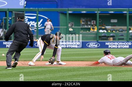 Pittsburgh, Usa. April 2024. Jarren Duran (16) ist auf dem zweiten Platz bei einem Feldfehler auf Wiedersehen der Pittsburgh Pirates im PNC Park am Sonntag, den 21. April 2024 in Pittsburgh. Foto: Archie Carpenter/UPI Credit: UPI/Alamy Live News Stockfoto