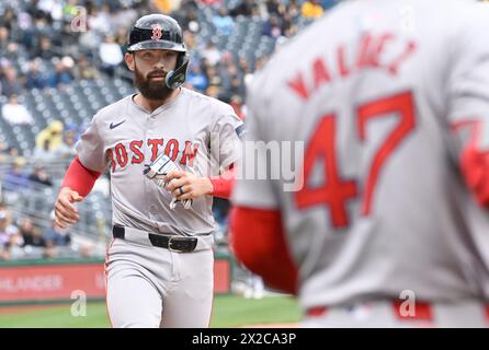 Pittsburgh, Usa. April 2024. Boston Red Sox Catcher Connor Wong (12) erzielte im fünften Inning gegen die Pittsburgh Pirates im PNC Park am Sonntag, den 21. April 2024 in Pittsburgh. Foto: Archie Carpenter/UPI Credit: UPI/Alamy Live News Stockfoto