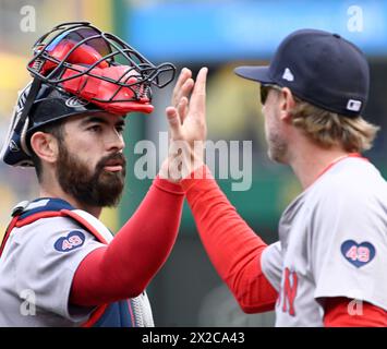 Pittsburgh, Usa. April 2024. Der Boston Red Sox Catcher Connor Wong (12) feiert am Sonntag, den 21. April 2024, den 6-1. Sieg gegen die Pittsburgh Pirates im PNC Park. Foto: Archie Carpenter/UPI Credit: UPI/Alamy Live News Stockfoto