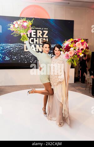 Berlin, Deutschland. April 2024. Verona Pooth (l), TV-Persönlichkeit und Schauspielerin, und Elena Uhlig, Schauspielerin, stehen am Ende des Felix Burda Award 2024 im Adlon Kempinski Hotel auf der Bühne. Während der Gala würdigt die Felix Burda Foundation Engagement und Pionierforschung auf dem Gebiet der Darmkrebsprävention. Quelle: Christoph Soeder/dpa/Alamy Live News Stockfoto