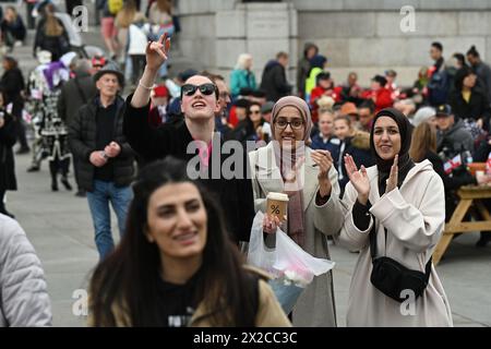 London, Großbritannien. April 2024. St. George's Day, der mit der englischen Kultur in Verbindung gebracht werden soll, wurde von einer kleinen Anzahl von Einzelpersonen besucht. Die Zahl der Ausländer, die in diesem Jahr englische Kultur und Aufführungen am Trafalgar Square besuchen, ist höher als die Zahl der Engländer in London, Großbritannien. Quelle: Siehe Li/Picture Capital/Alamy Live News Stockfoto