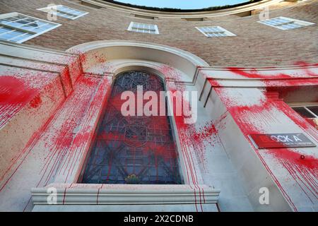 Taunton, Avon und Somerset, Großbritannien. April 2024. Rote Farbe beschichtet die Wände und eines der Buntglasfenster der County Hall nach einem nächtlichen Angriff von Palestine Action. Aktivisten der Palästinensischen Aktion verlassen nach dem nächtlichen Angriff das Äußere des County Hall-Gebäudes mit roter Farbe und Graffiti bedeckt. Dies ist die dritte Aktion innerhalb eines Monats. Die Demonstranten fordern, dass der Stadtrat von Somerset den Mietvertrag für Büroflächen beendet, die sie an Elbit Systems in Aztec West, Bristol, vermieteten. Sie argumentieren, dass Waffen, die von Elbit Systems in Großbritannien hergestellt wurden, von der israelischen Verteidigung eingesetzt werden Stockfoto