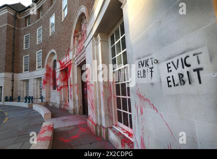 Rote Farbe beschichtet die Wände und die Eingangstür der County Hall und die Worte „Evict Elbit“ sind auf dem Gebäude zu sehen. Aktivisten der Palästinensischen Aktion verlassen nach dem nächtlichen Angriff das Äußere des County Hall-Gebäudes mit roter Farbe und Graffiti bedeckt. Dies ist die dritte Aktion innerhalb eines Monats. Die Demonstranten fordern, dass der Stadtrat von Somerset den Mietvertrag für Büroflächen beendet, die sie an Elbit Systems in Aztec West, Bristol, vermieteten. Sie argumentieren, dass die von Elbit Systems in Großbritannien hergestellten Waffen von der israelischen Verteidigungsstreitkräfte gegen Palästinenser in Gaza und anderswo eingesetzt werden. Israelischer Bombin Stockfoto