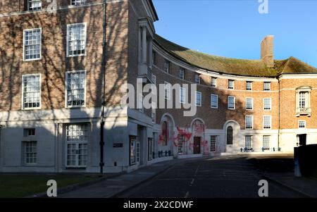 Taunton, Avon und Somerset, Großbritannien. April 2024. Rote Farbe und Graffiti bedecken die Wände und die Eingangstür der Gradklasse 2, die nach einem nächtlichen Angriff der Palästinensischen Aktion als denkmalgeschütztes County Hall gilt. Aktivisten der Palästinensischen Aktion verlassen nach dem nächtlichen Angriff das Äußere des County Hall-Gebäudes mit roter Farbe und Graffiti bedeckt. Dies ist die dritte Aktion innerhalb eines Monats. Die Demonstranten fordern, dass der Stadtrat von Somerset den Mietvertrag für Büroflächen beendet, die sie an Elbit Systems in Aztec West, Bristol, vermieteten. Sie argumentieren, dass die von Elbit Systems in Großbritannien hergestellten Waffen von der ISR eingesetzt werden Stockfoto