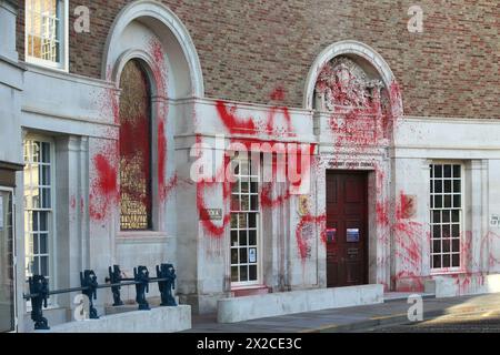 Taunton, Avon und Somerset, Großbritannien. April 2024. Rote Farbe bedeckt die Wände und die Eingangstür der County Hall und die Worte „˜Drop Elbit“ sind nach einem nächtlichen Angriff der Palästinensischen Aktion auf das Gebäude gesprüht. Aktivisten der Palästinensischen Aktion verlassen nach dem nächtlichen Angriff das Äußere des County Hall-Gebäudes mit roter Farbe und Graffiti bedeckt. Dies ist die dritte Aktion innerhalb eines Monats. Die Demonstranten fordern, dass der Stadtrat von Somerset den Mietvertrag für Büroflächen beendet, die sie an Elbit Systems in Aztec West, Bristol, vermieteten. Sie argumentieren, dass Waffen von Elbit Systems in Stockfoto