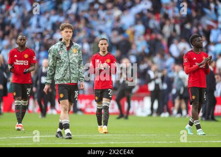 London, Großbritannien. April 2024. Manchester United Verteidiger Aaron Wan-Bissaka (29) Manchester United Stürmer Antony (21) Manchester United Mittelfeldspieler Omari Forson (62) applaudiert den Fans, nachdem sie am 21. April 2024 im Halbfinalspiel Coventry City FC gegen Manchester United FC Emirates FA Cup im Wembley Stadium, London, England, Großbritannien im Elfmeterschießen gewonnen haben Guthaben: Jede Zweite Media/Alamy Live News Stockfoto