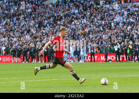 London, Großbritannien. April 2024. Manchester United Stürmer Rasmus Hojlund (11) Elfmeterschießen beim Halbfinalspiel Coventry City FC gegen Manchester United FC Emirates FA Cup im Wembley Stadium, London, England, Vereinigtes Königreich am 21. April 2024 Credit: Every Second Media/Alamy Live News Stockfoto