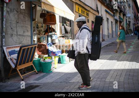 Ein Straßenmusiker, der auf einer der Straßen von Madrids Rastro gesehen wurde. El Rastro de Madrid empfängt wie jeden Sonntag Hunderte von neugierigen Touristen und ist der größte Freiluftmarkt in Europa. Stockfoto