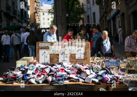 Man beobachtet einen Sockenstand im Madrider Rastro. El Rastro de Madrid empfängt wie jeden Sonntag Hunderte von neugierigen Touristen und ist der größte Freiluftmarkt in Europa. Stockfoto