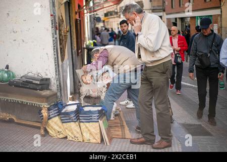 Die Leute suchen an einem Stand im Madrider Rastro nach Platten aus zweiter Hand. El Rastro de Madrid empfängt wie jeden Sonntag Hunderte von neugierigen Touristen und ist der größte Freiluftmarkt in Europa. Stockfoto