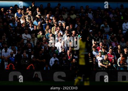 Fans genießen den letzten Sonnenschein während des Premier League-Spiels Aston Villa gegen Bournemouth im Villa Park, Birmingham, Großbritannien, 21. April 2024 (Foto: Craig Thomas/News Images) Stockfoto