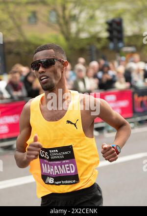 London, Großbritannien. April 2024, London, Großbritannien. Veranstaltung: London Marathon 2024. Bildunterschrift: Führende Elite-Männer in 21 Meilen. Mahamed. Bild: Mark Dunn / Alamy Live News Stockfoto