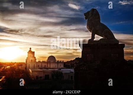 Einer von zwei Löwen, die den Eingang zum Grotto Hill neben der San Xavier del Bac Mission in der Nähe von Tucson, Arizona, markieren. Stockfoto