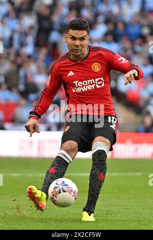 Wembley Stadium, London am Sonntag, den 21. April 2024. Casemiro (18 Manchester United) übergibt den Ball während des FA Cup Halbfinalspiels zwischen Coventry City und Manchester City im Wembley Stadium, London am Sonntag, den 21. April 2024. (Foto: Kevin Hodgson | MI News) Credit: MI News & Sport /Alamy Live News Stockfoto