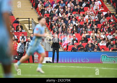 Wembley Stadium, London am Sonntag, den 21. April 2024. Manager Erik Ten Hag (Manager Manchester United) gibt den Spielern beim Halbfinalspiel des FA Cup zwischen Coventry City und Manchester City im Wembley Stadium, London, am Sonntag, den 21. April 2024. (Foto: Kevin Hodgson | MI News) Credit: MI News & Sport /Alamy Live News Stockfoto