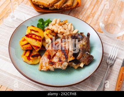 Gebratenes Lamm mit Bohnen und halber Kartoffel. Stockfoto