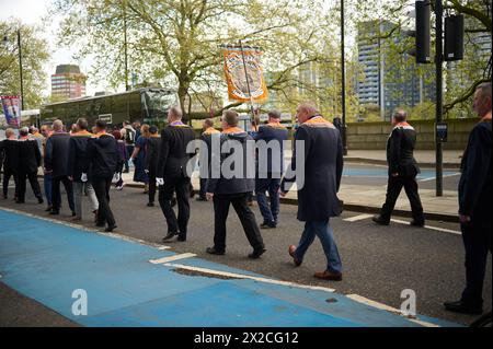 20. April 2024 LondonUK - März von der loyalen Orange Institution of England und anderen Orange Lodges entlang der Millbank in London Stockfoto