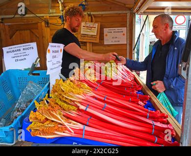 Im Stadtzentrum von Wakefield, Kauf von E Oldroyd Rhabarber im Februar auf dem Markt, West Yorkshire, England, UK, WF1 3AE Stockfoto