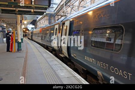 Avanti West Coast Train WCML am Bahnhof Edinburgh Waverley, Schottland, Großbritannien, EH1 1BE Stockfoto