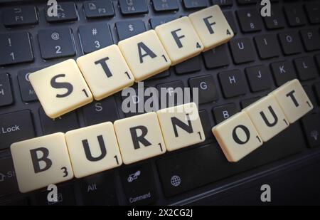Das Personal brennt aus, mit Buchstaben und Worten auf einer Computertastatur Stockfoto