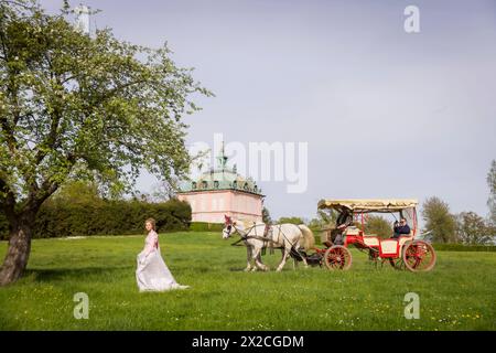 Fotoshooting im Schloss Moritzburg auch im Frühling kann man dem Aschenbrödel rund um Schloss Moritzburg begegnen. Modell Tamara Kretschmer schlüpfte erneut in die begehrte Rolle des legendären Aschenbrödels mit dem Ballkleid. Moritzburg Sachsen Deutschland *** Foto-Shooting auf Schloss Moritzburg Sie können auch Cinderella rund um Schloss Moritzburg im Frühjahr treffen Model Tamara Kretschmer schlüpfte erneut in die begehrte Rolle der legendären Cinderella mit dem Ballkleid Moritzburg Sachsen Deutschland Stockfoto