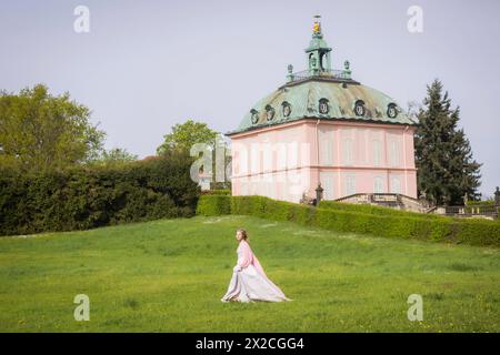 Fotoshooting im Schloss Moritzburg auch im Frühling kann man dem Aschenbrödel rund um Schloss Moritzburg begegnen. Modell Tamara Kretschmer schlüpfte erneut in die begehrte Rolle des legendären Aschenbrödels mit dem Ballkleid. Moritzburg Sachsen Deutschland *** Foto-Shooting auf Schloss Moritzburg Sie können auch Cinderella rund um Schloss Moritzburg im Frühjahr treffen Model Tamara Kretschmer schlüpfte erneut in die begehrte Rolle der legendären Cinderella mit dem Ballkleid Moritzburg Sachsen Deutschland Stockfoto