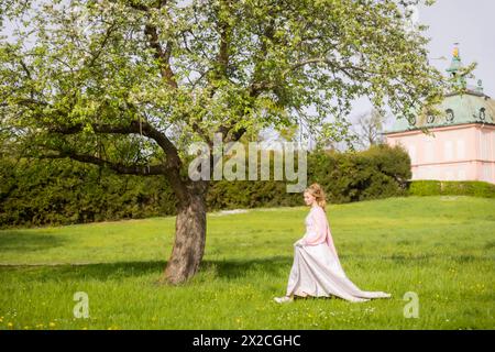 Fotoshooting im Schloss Moritzburg auch im Frühling kann man dem Aschenbrödel rund um Schloss Moritzburg begegnen. Modell Tamara Kretschmer schlüpfte erneut in die begehrte Rolle des legendären Aschenbrödels mit dem Ballkleid. Moritzburg Sachsen Deutschland *** Foto-Shooting auf Schloss Moritzburg Sie können auch Cinderella rund um Schloss Moritzburg im Frühjahr treffen Model Tamara Kretschmer schlüpfte erneut in die begehrte Rolle der legendären Cinderella mit dem Ballkleid Moritzburg Sachsen Deutschland Stockfoto