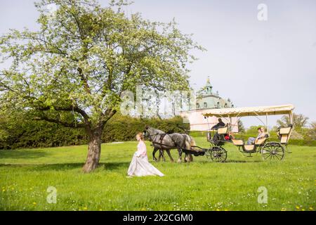 Fotoshooting im Schloss Moritzburg auch im Frühling kann man dem Aschenbrödel rund um Schloss Moritzburg begegnen. Modell Tamara Kretschmer schlüpfte erneut in die begehrte Rolle des legendären Aschenbrödels mit dem Ballkleid. Moritzburg Sachsen Deutschland *** Foto-Shooting auf Schloss Moritzburg Sie können auch Cinderella rund um Schloss Moritzburg im Frühjahr treffen Model Tamara Kretschmer schlüpfte erneut in die begehrte Rolle der legendären Cinderella mit dem Ballkleid Moritzburg Sachsen Deutschland Stockfoto