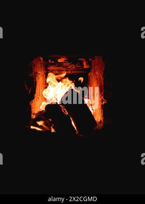 Gemütlicher Heim Herd mit Silhouetten von brennenden Holzstämmen, alter Stil Wärme, Dorfhaus Heizung Stockfoto