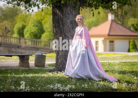 Fotoshooting im Schloss Moritzburg auch im Frühling kann man dem Aschenbrödel rund um Schloss Moritzburg begegnen. Modell Tamara Kretschmer schlüpfte erneut in die begehrte Rolle des legendären Aschenbrödels mit dem Ballkleid. Moritzburg Sachsen Deutschland *** Foto-Shooting auf Schloss Moritzburg Sie können auch Cinderella rund um Schloss Moritzburg im Frühjahr treffen Model Tamara Kretschmer schlüpfte erneut in die begehrte Rolle der legendären Cinderella mit dem Ballkleid Moritzburg Sachsen Deutschland Stockfoto