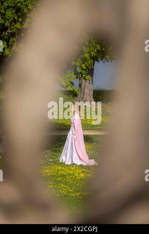 Fotoshooting im Schloss Moritzburg auch im Frühling kann man dem Aschenbrödel rund um Schloss Moritzburg begegnen. Modell Tamara Kretschmer schlüpfte erneut in die begehrte Rolle des legendären Aschenbrödels mit dem Ballkleid. Moritzburg Sachsen Deutschland *** Foto-Shooting auf Schloss Moritzburg Sie können auch Cinderella rund um Schloss Moritzburg im Frühjahr treffen Model Tamara Kretschmer schlüpfte erneut in die begehrte Rolle der legendären Cinderella mit dem Ballkleid Moritzburg Sachsen Deutschland Stockfoto