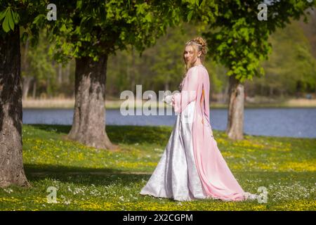 Fotoshooting im Schloss Moritzburg auch im Frühling kann man dem Aschenbrödel rund um Schloss Moritzburg begegnen. Modell Tamara Kretschmer schlüpfte erneut in die begehrte Rolle des legendären Aschenbrödels mit dem Ballkleid. Moritzburg Sachsen Deutschland *** Foto-Shooting auf Schloss Moritzburg Sie können auch Cinderella rund um Schloss Moritzburg im Frühjahr treffen Model Tamara Kretschmer schlüpfte erneut in die begehrte Rolle der legendären Cinderella mit dem Ballkleid Moritzburg Sachsen Deutschland Stockfoto