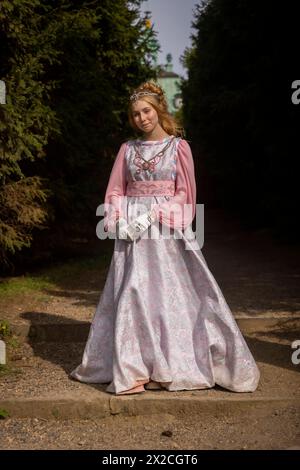 Fotoshooting im Schloss Moritzburg auch im Frühling kann man dem Aschenbrödel rund um Schloss Moritzburg begegnen. Modell Tamara Kretschmer schlüpfte erneut in die begehrte Rolle des legendären Aschenbrödels mit dem Ballkleid. Moritzburg Sachsen Deutschland *** Foto-Shooting auf Schloss Moritzburg Sie können auch Cinderella rund um Schloss Moritzburg im Frühjahr treffen Model Tamara Kretschmer schlüpfte erneut in die begehrte Rolle der legendären Cinderella mit dem Ballkleid Moritzburg Sachsen Deutschland Stockfoto