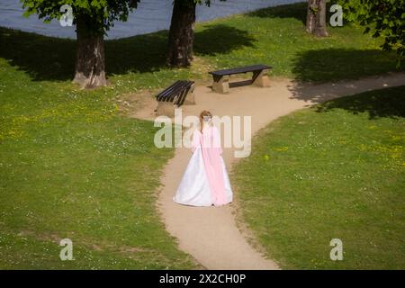 Fotoshooting im Schloss Moritzburg auch im Frühling kann man dem Aschenbrödel rund um Schloss Moritzburg begegnen. Modell Tamara Kretschmer schlüpfte erneut in die begehrte Rolle des legendären Aschenbrödels mit dem Ballkleid. Moritzburg Sachsen Deutschland *** Foto-Shooting auf Schloss Moritzburg Sie können auch Cinderella rund um Schloss Moritzburg im Frühjahr treffen Model Tamara Kretschmer schlüpfte erneut in die begehrte Rolle der legendären Cinderella mit dem Ballkleid Moritzburg Sachsen Deutschland Stockfoto