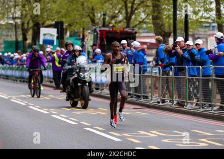 London, Großbritannien. April 2024. Alexander Mutiso Munyao aus Kenia auf seinem Weg zum Sieg beim London Marathon in London, Sonntag, den 21. April, 24-Meilen-Marker Credit: GUE Studios/Alamy Live News Stockfoto