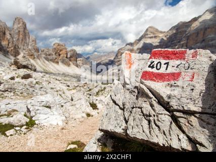 Blick von forcella Travenanzes, Wanderweg Nr. 401 Val Travenanzes und Felswände in der Tofane gruppe, Alpen Dolomiten Berge, Fanes Nationa Stockfoto