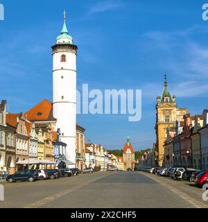 Domazlice Stadtplatz und Stadttor, im lokalen Domažlice, Stadt in Südböhmen, Tschechien Stockfoto