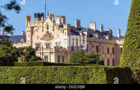 Das Schloss Lednice wurde im neogotischen Stil erbaut, im gotischen Stil von Tudor, in der Gegend von Lednice und Valtice, Südmähren, Tschechische Republik Stockfoto