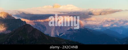 Abendlicher Blick auf den Pelmo, Südtirol, die Alpen Dolomiten, Italien Stockfoto