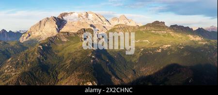 Panoramablick am Vormittag auf den Berg Marmolada, Südtirol, die Alpen Dolomiten, Italien Stockfoto