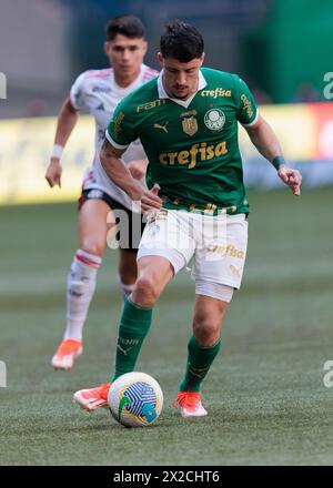 São Paulo, SP, Brasilien - 21. April 2024 Fußball / Palmeiras x Flamengo RJ - Spieler Piquerez , während des Spiels zwischen Palmeiras und Flamengo, gültig für die 3. Runde der brasilianischen Meisterschaft 2024, die am heutigen Sonntagnachmittag im Allianz Parque ausgetragen wird (21). Kredit; Vilmar Bannach/Alamy News. Stockfoto