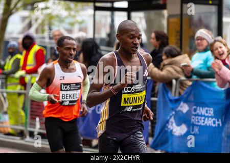 London, Großbritannien. April 2024. Alexander Mutiso Munyao aus Kenia auf seinem Weg zum Sieg beim London Marathon in London, Sonntag, den 21. April, 24-Meilen-Marker Credit: GUE Studios/Alamy Live News Stockfoto