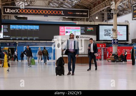 London, Großbritannien. April 2023. Blick auf die Passagiere am Bahnhof Victoria im Zentrum von London. (Credit Image: © Steve Taylor/SOPA Images via ZUMA Press Wire) NUR REDAKTIONELLE VERWENDUNG! Nicht für kommerzielle ZWECKE! Stockfoto