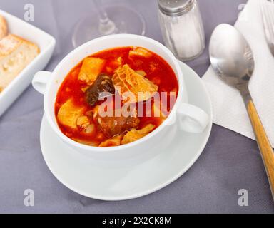 Callos Madrilenos wird am Tisch serviert Stockfoto