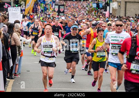 London Marathon 2024: Zuschauer säumen die Straße, um Läufer zu unterstützen, die Greenwich während des London Marathon verlassen. Stockfoto