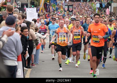 London Marathon 2024: Zuschauer säumen die Straße, um Läufer zu unterstützen, die Greenwich während des London Marathon verlassen. Stockfoto