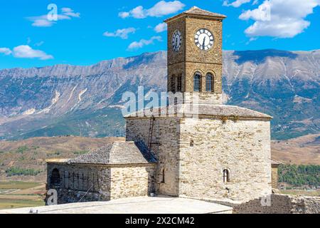 Gebäude und Uhrenturm auf der Burg Gjirokaster in Gjirokastner-Albanien. Stockfoto